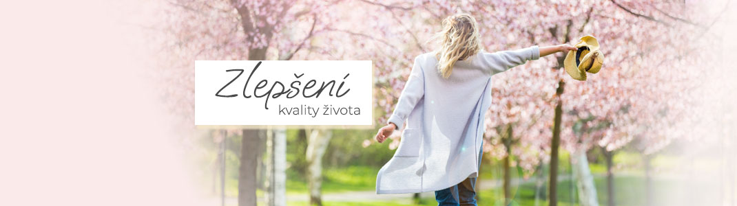 Mladá žena se slunečními brýlemi si zakrývá jedno oko podzimními listy