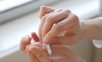 Lámavé nehty a vypadávání vlasů? Zkuste podpořit štítnou žlázu