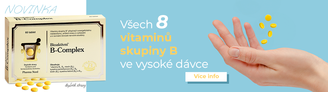 Mladá žena se slunečními brýlemi si zakrývá jedno oko podzimními listy