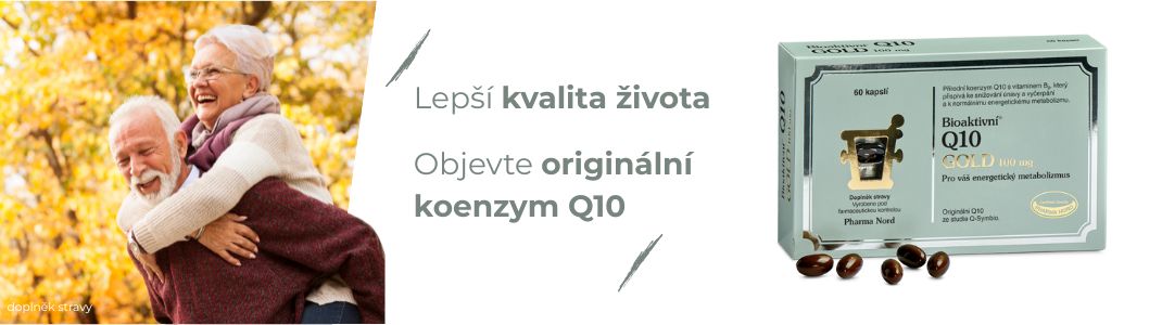 Mladá žena v klobouku voní ke květu slunečnice.