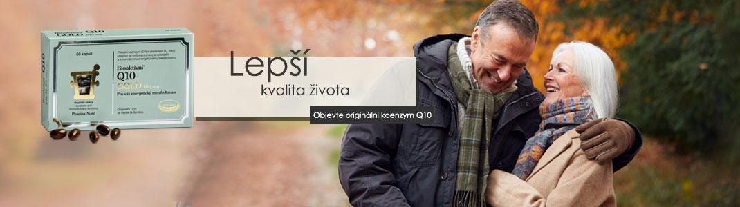 Mladá žena v klobouku voní ke květu slunečnice.