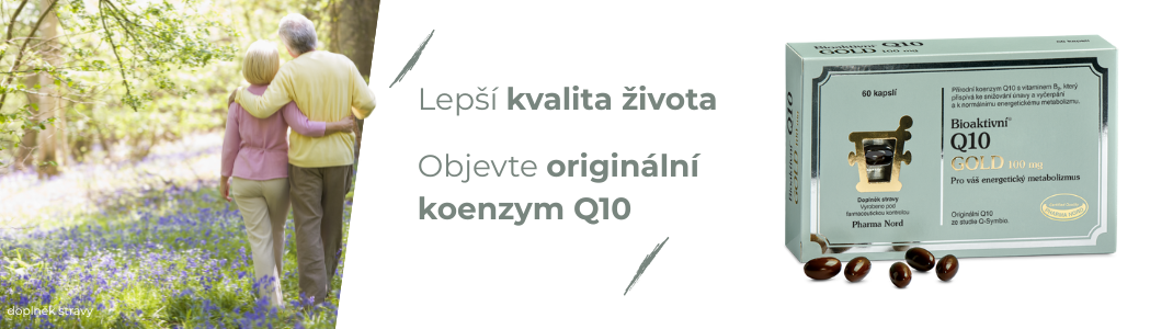 Mladá žena v klobouku voní ke květu slunečnice.
